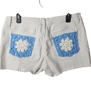 Mossimo Denim Crochet Granny Pocket White Stretch Jean Shorts Womens Size 10